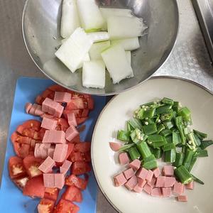 番茄火腿秋葵冬瓜汤的做法 步骤1