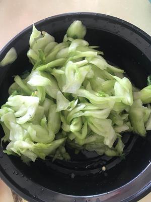 家常菜-下饭菜-菜梗炒肉的做法 步骤1