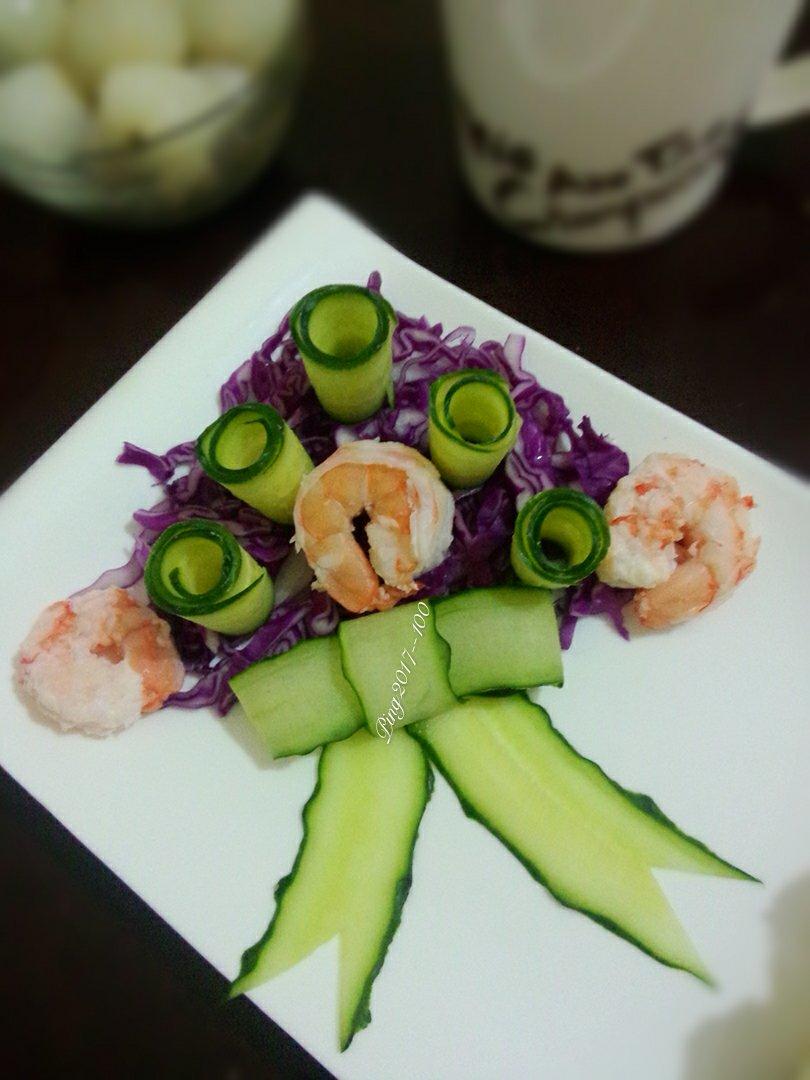虾仁紫甘蓝花束沙拉