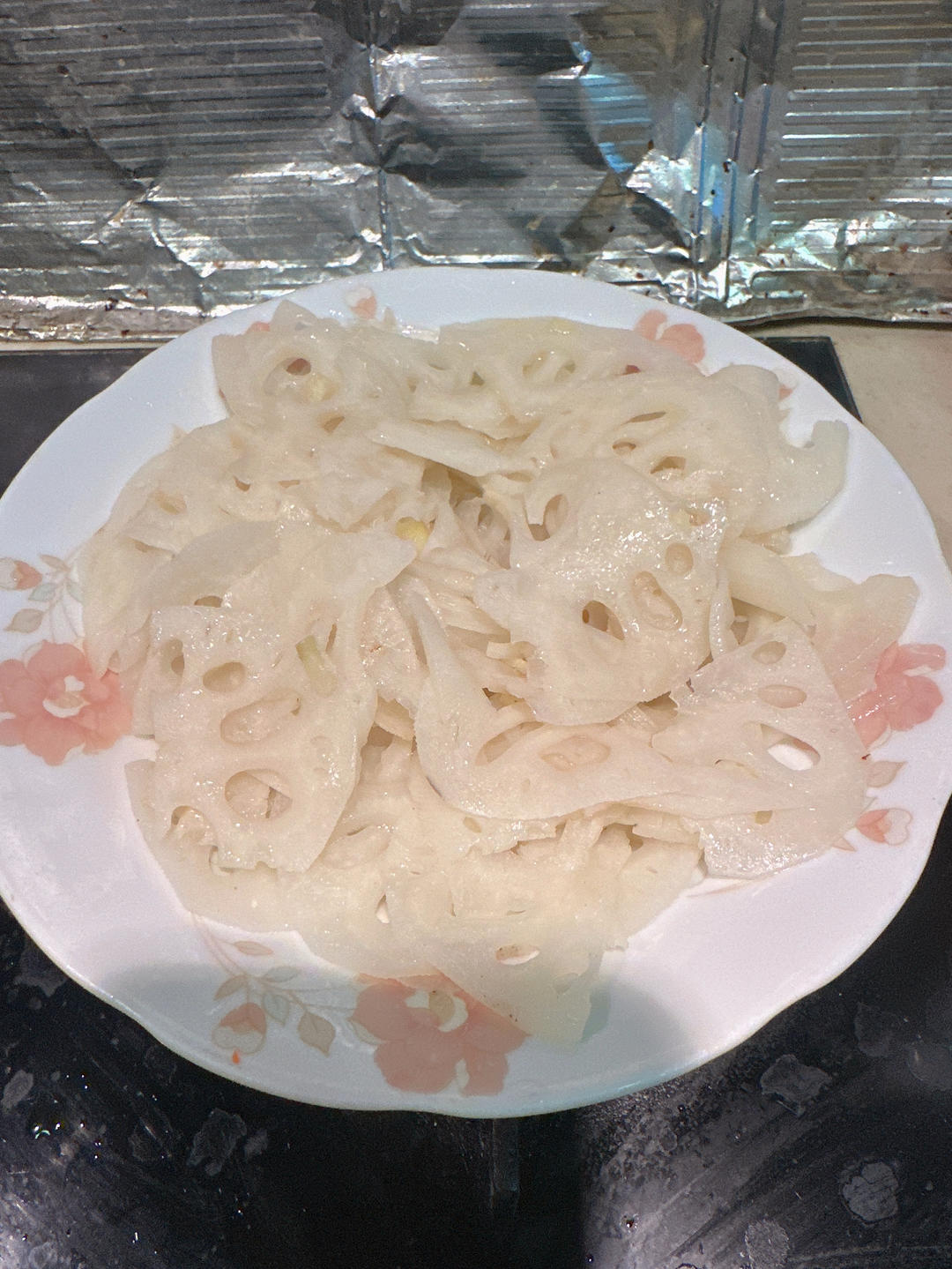 滑炒藕片，超简单的快手菜，生姜炝锅，边炒边点水……