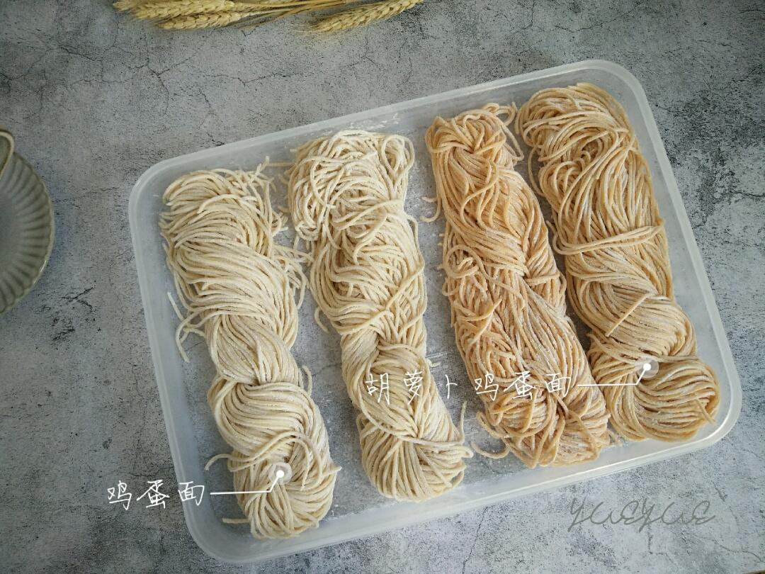 【爽滑筋道的自制面条】（鸡蛋面、菠菜面和胡萝卜面）-面面俱到，家的味道