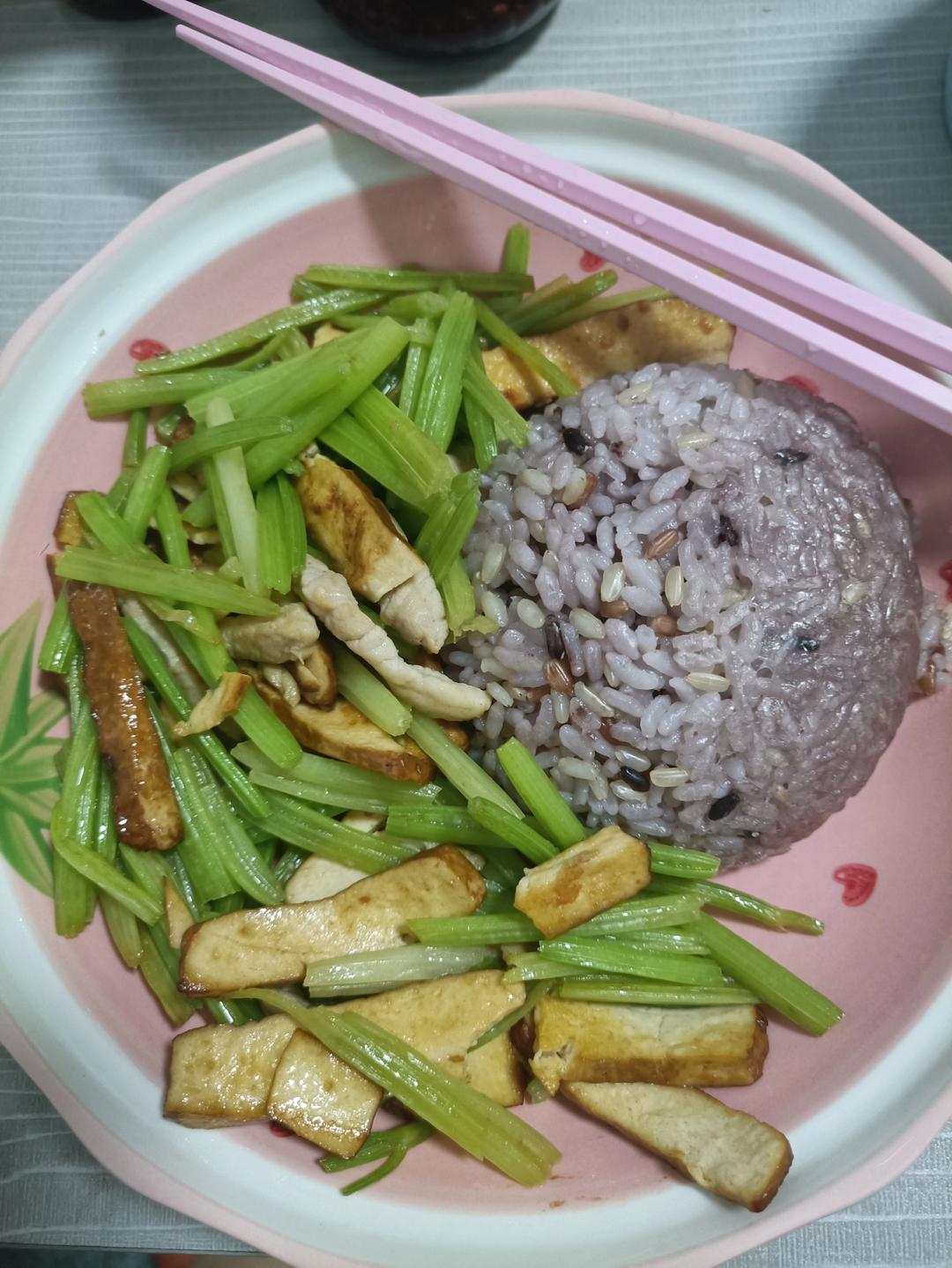 芹菜香干肉丝+紫米饭+酸奶