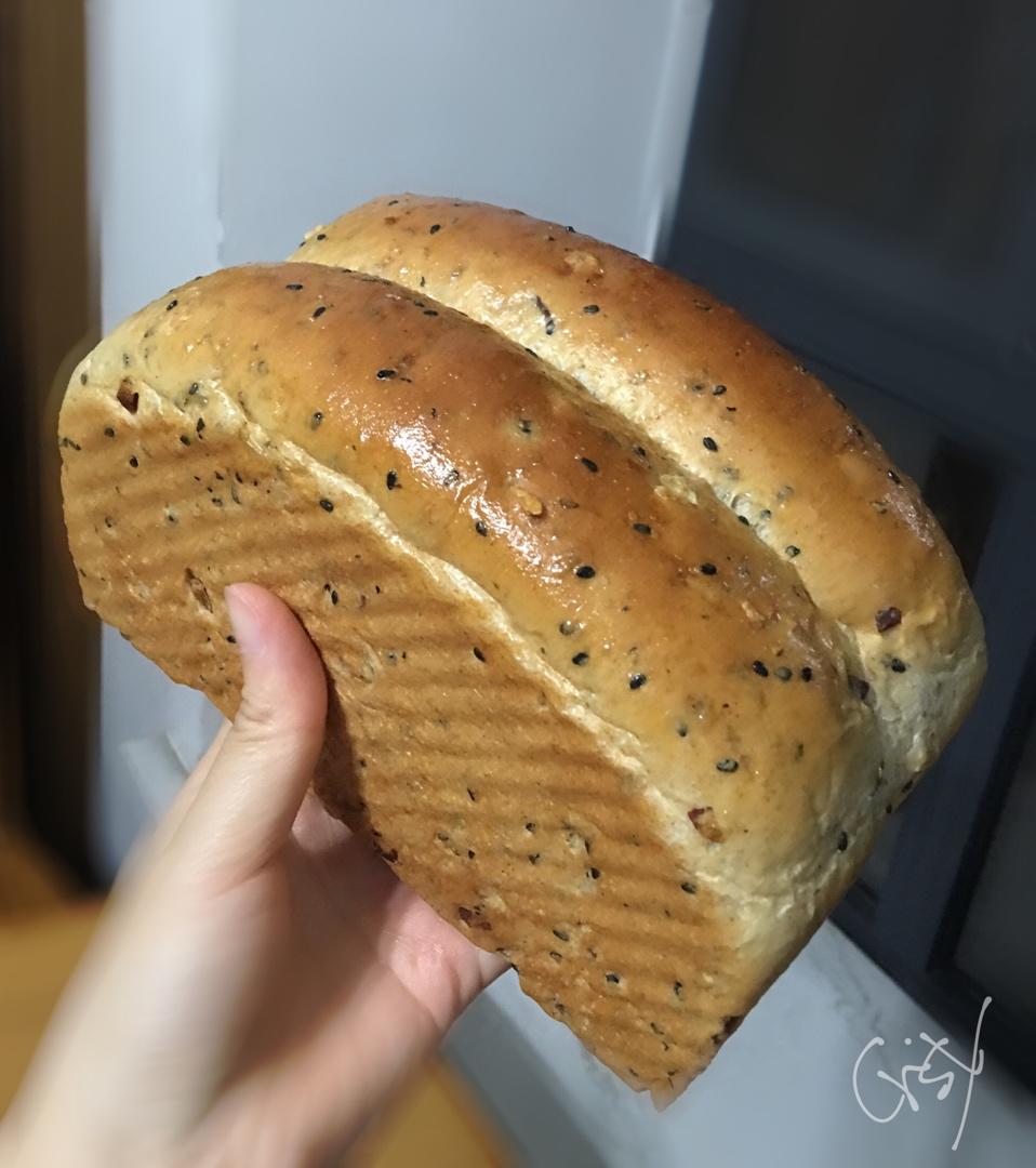 高纤低脂的全麦核桃吐司