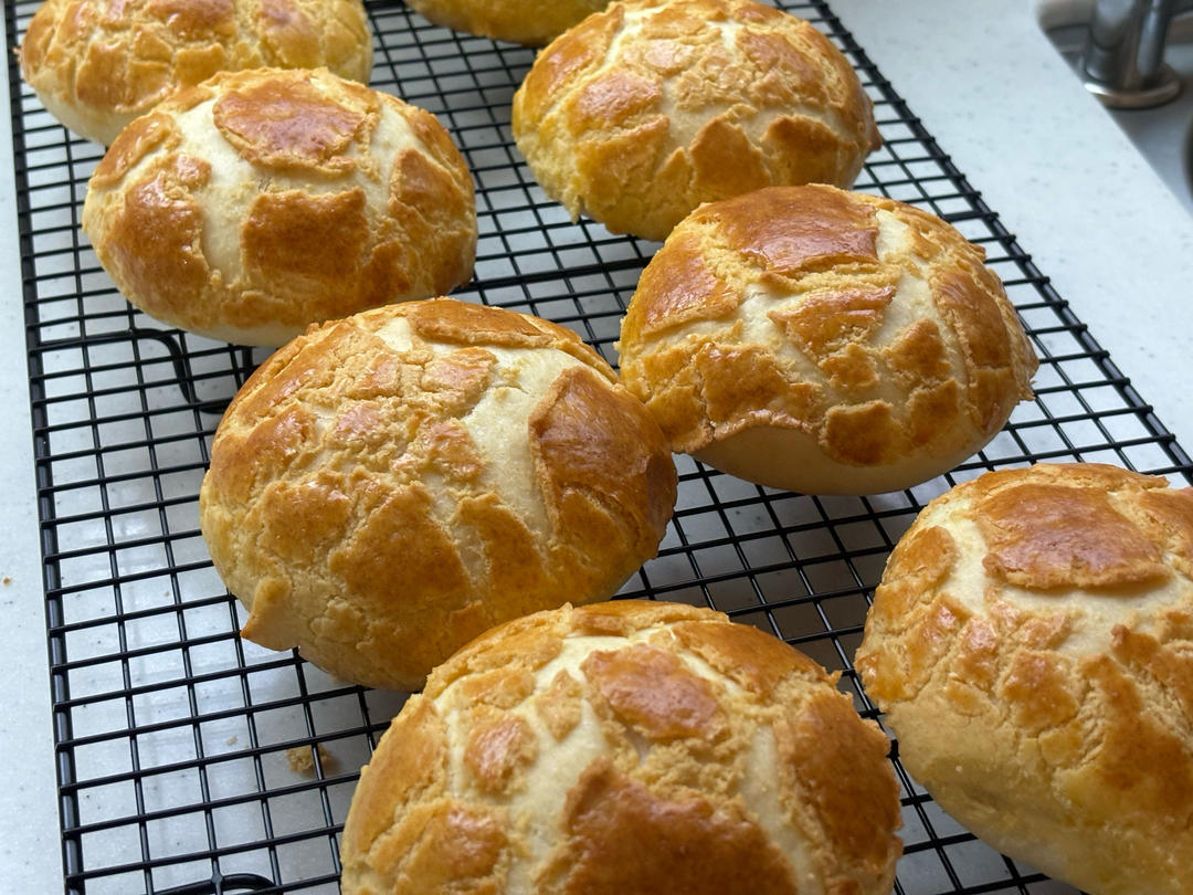 做100款面包の12：在家开茶餐厅!港式菠萝包 –不划格子自然裂开的香酥脆皮！菠萝油/酥皮包