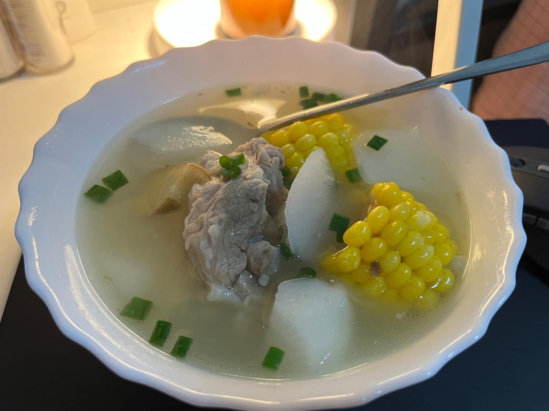 筒子骨玉米萝卜汤