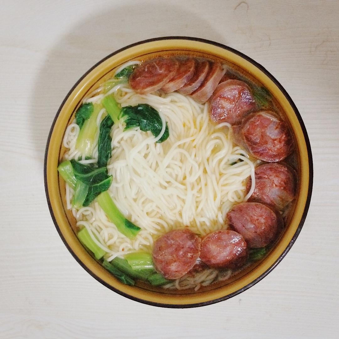 李圆圆-7做的香肠青菜面