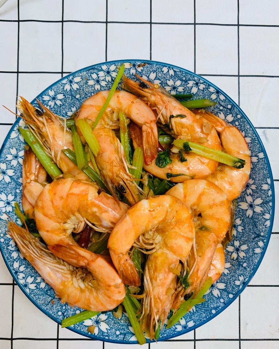 我和夏天天有个约定做的芹菜炒大虾