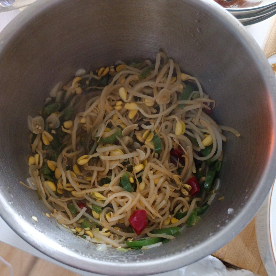 美味的青椒炒豆芽