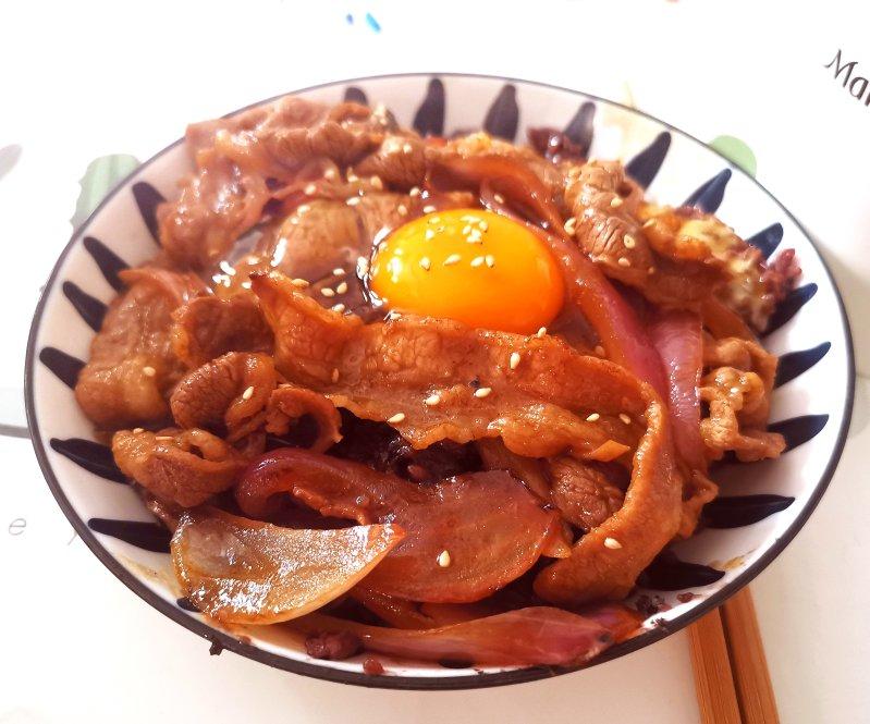 超简易日式牛肉饭！食材超简单！只要牛肉和洋葱就能做