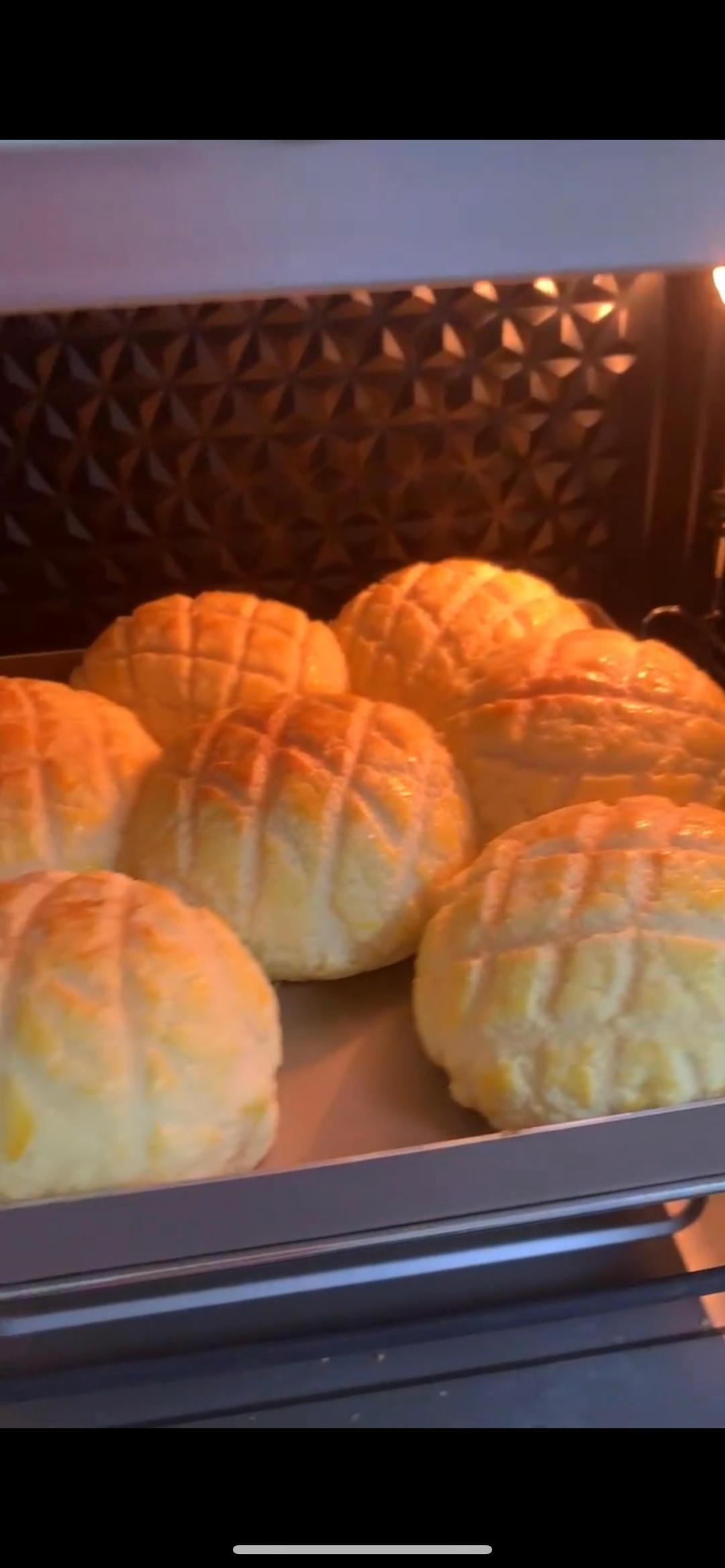 好吃到炸裂的港式菠萝包（附带制作酥皮的小视频）