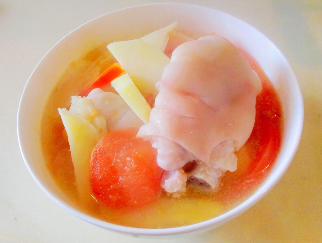 西红柿土豆猪脚汤