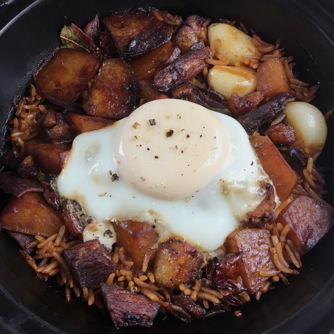 广式腊味煲仔饭
