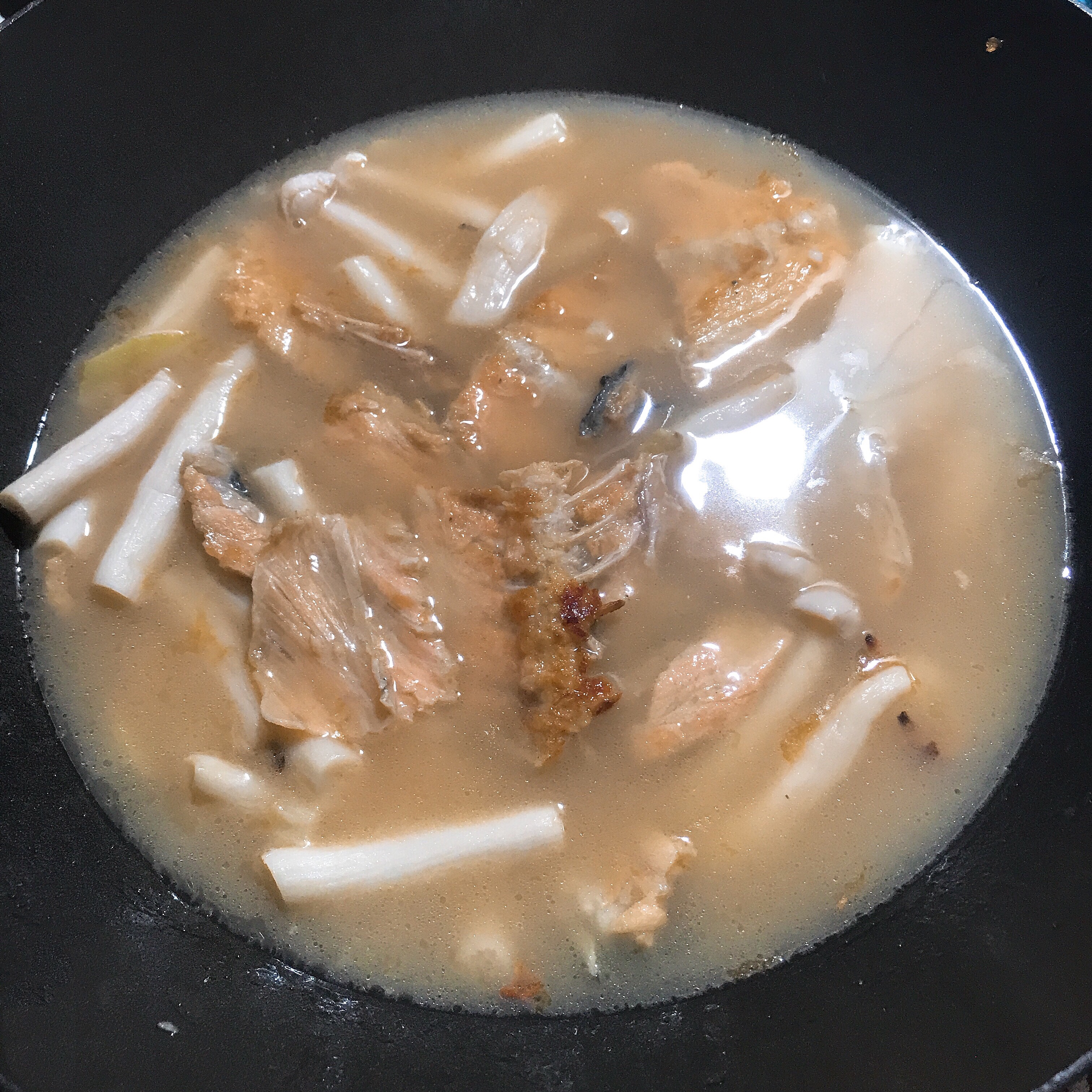三文鱼骨菌菇汤