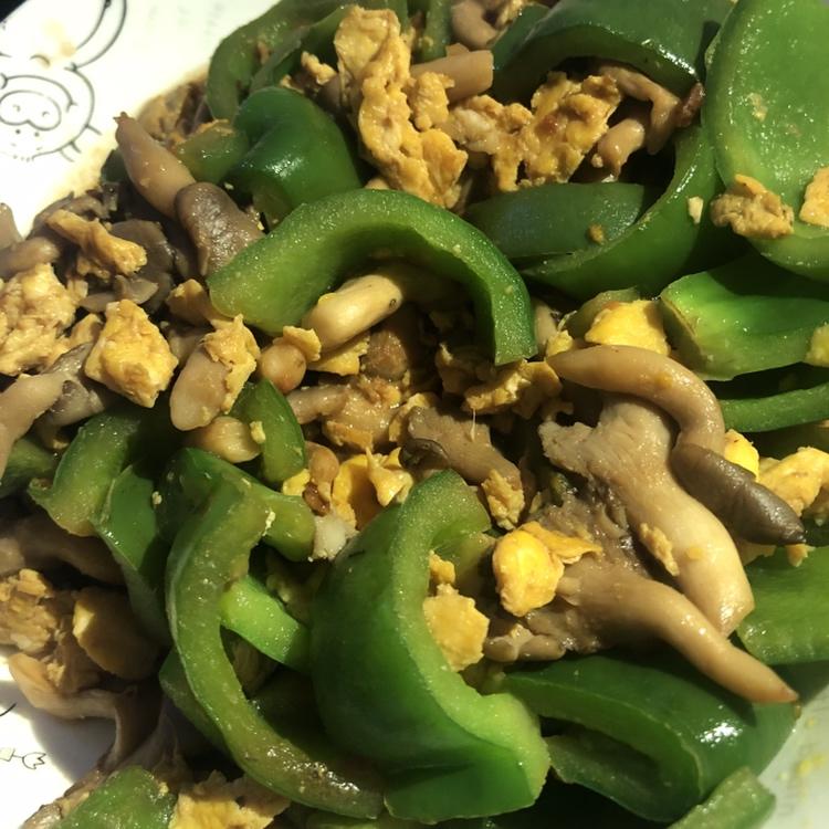平菇青椒炒鸡蛋 好吃又营养的超快手家常菜