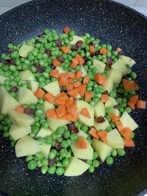 香喷喷滴😋“香肠豌豆洋芋焖饭”的做法 步骤9
