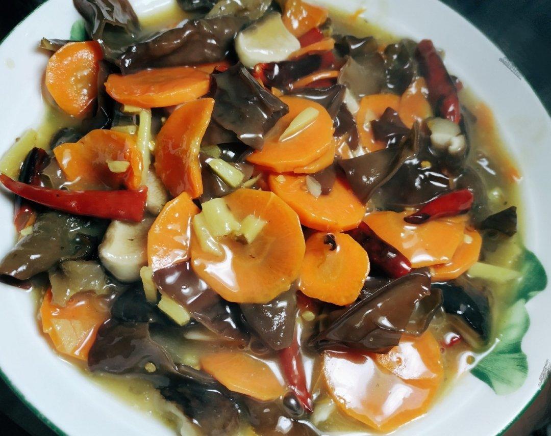 胡萝卜香菇炒木耳
