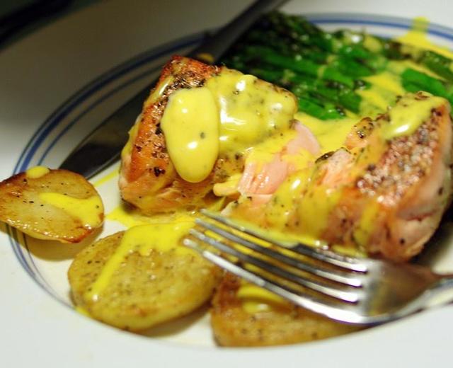 荷兰酱配三文鱼 hollandaise sauce with pan fried salmon的做法