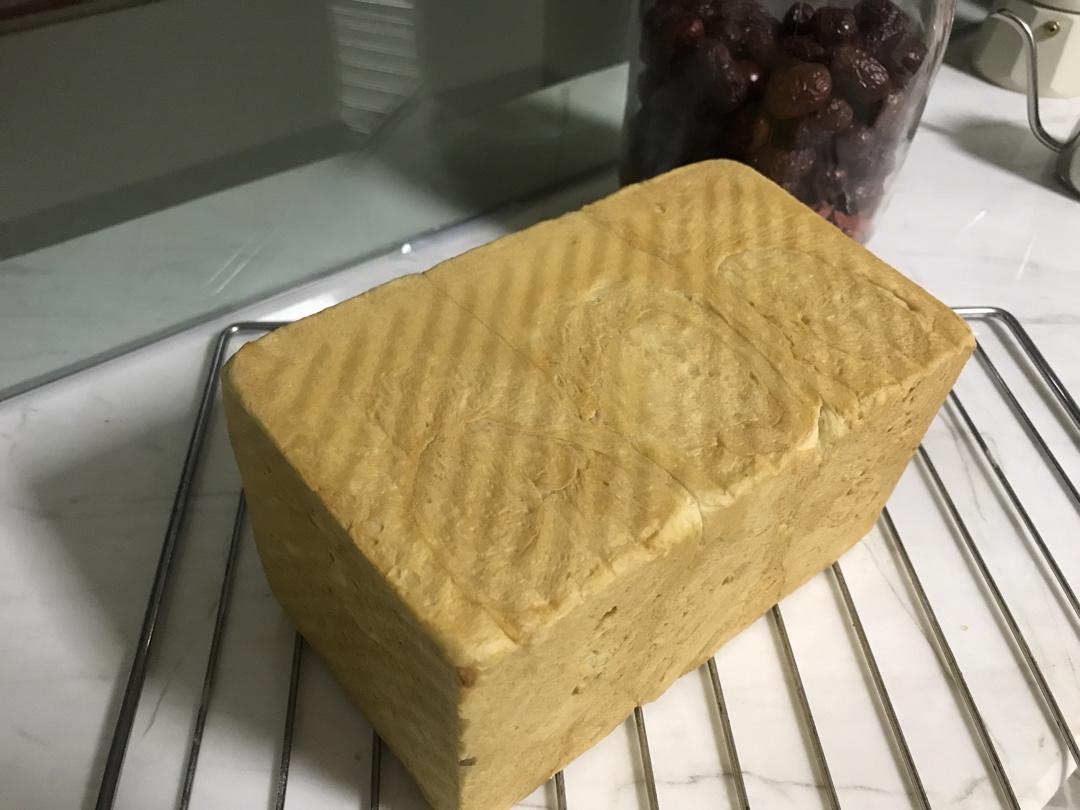 吐司方包，女儿说和来自台湾的爸爸糖一样好看好吃。零失败（是指我个人制作没有失败过）。