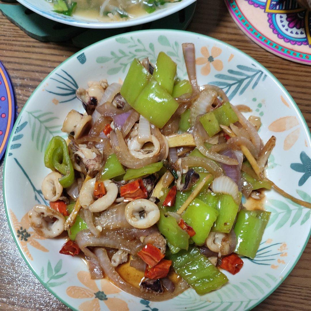 爆炒鱿鱼须，加上这一步，可以与铁板鱿鱼媲美