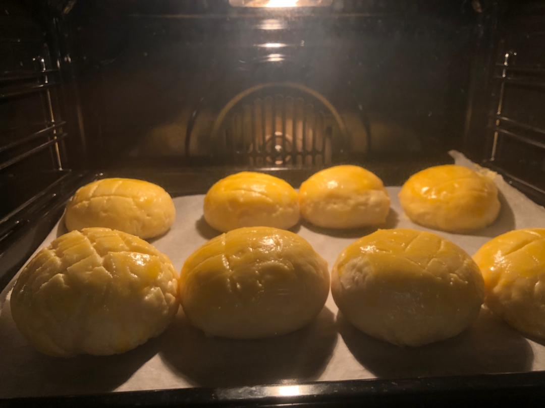 好吃到炸裂的港式菠萝包（附带制作酥皮的小视频）