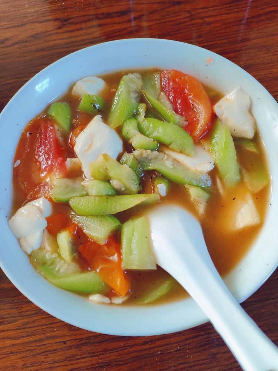 丝瓜西红柿豆腐汤少盐少油