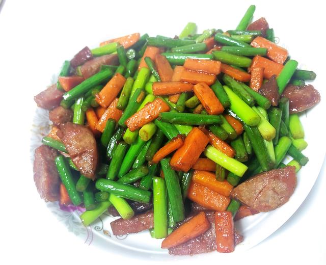 上班族的快手简单晚餐——蒜苔炒香肠的做法