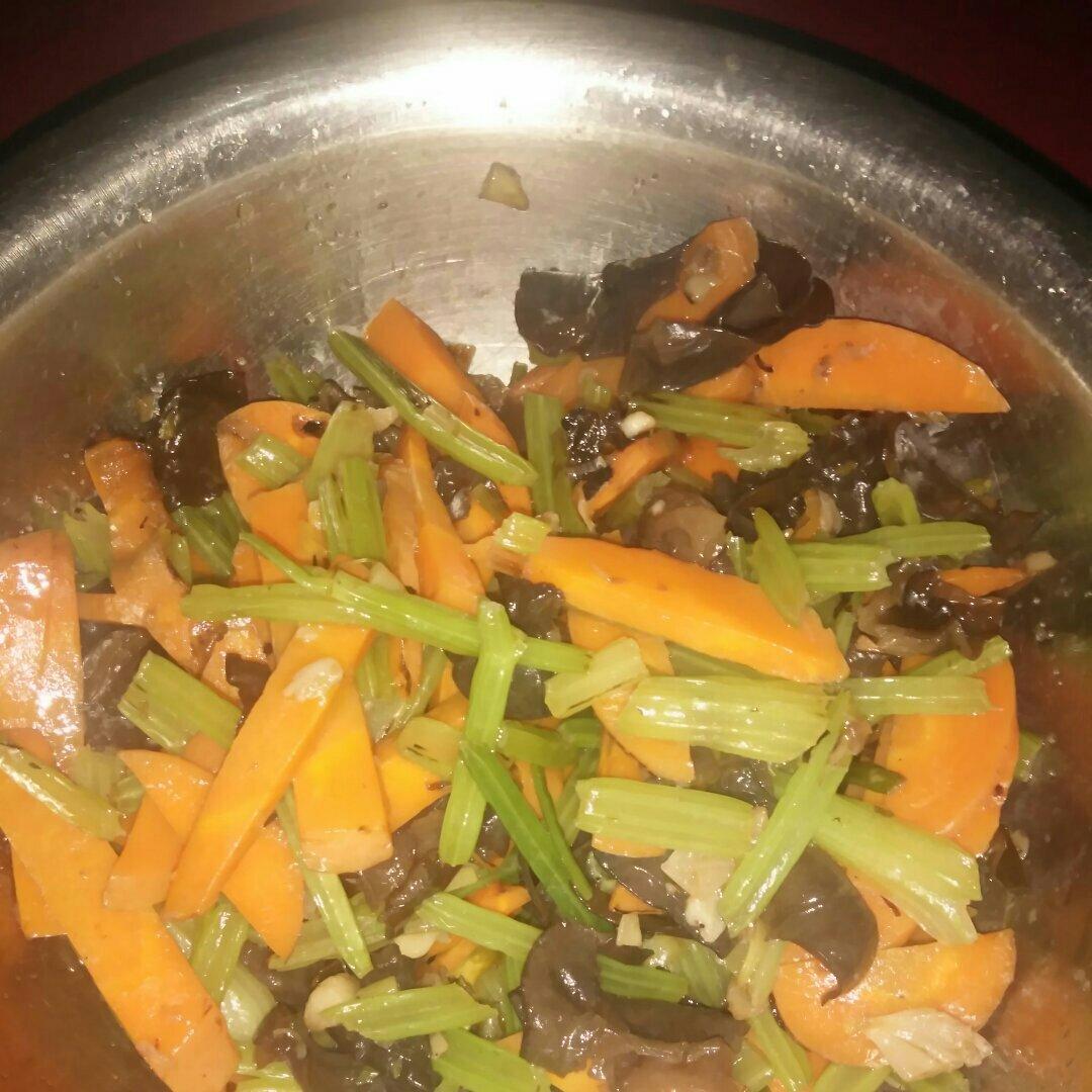 西芹胡萝卜炒黑木耳-清淡健康小炒