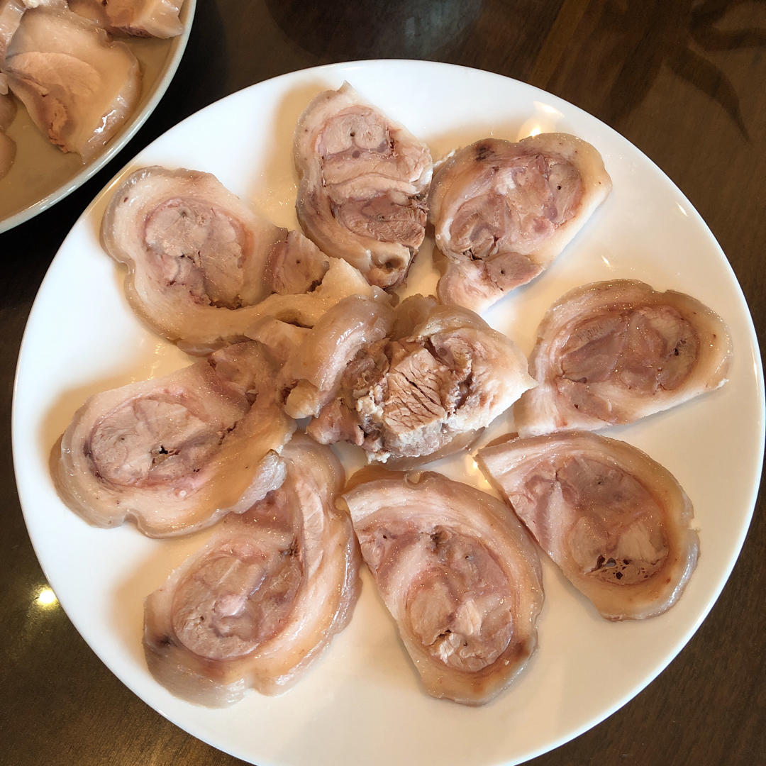 colakkk做的白切猪蹄髈(猪肘子)