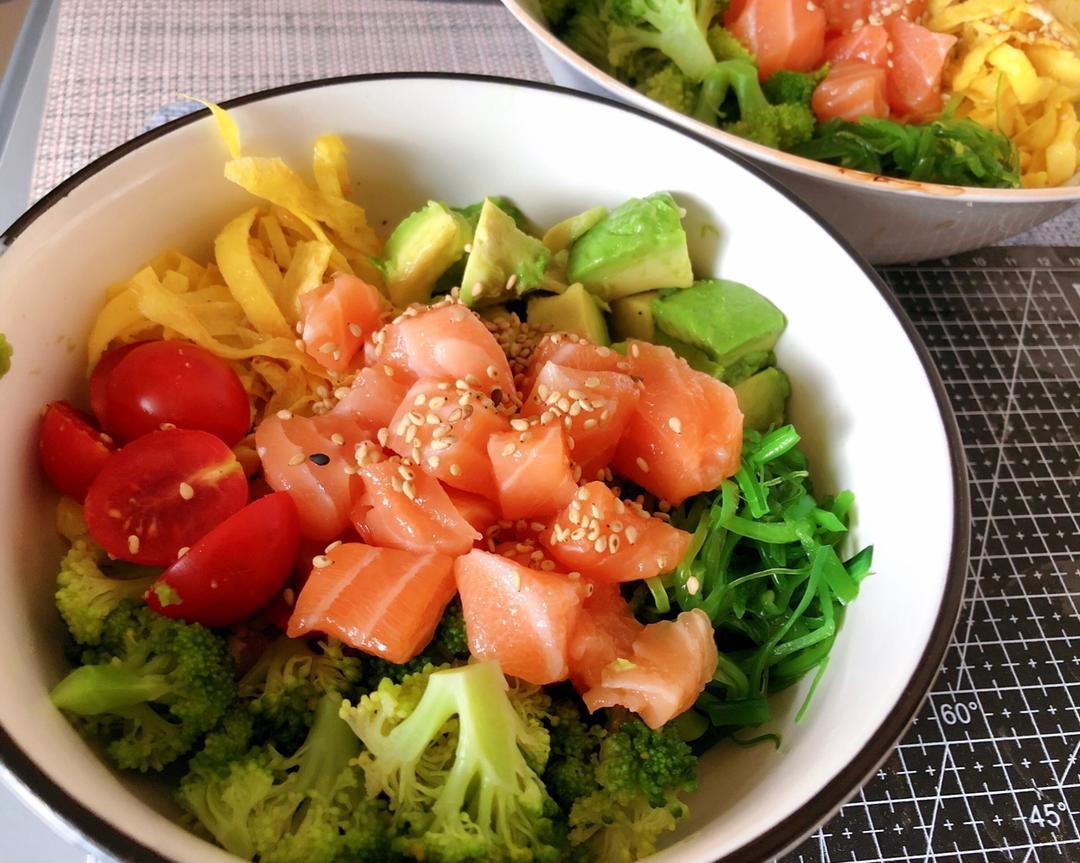 三文鱼牛油果寿司碗