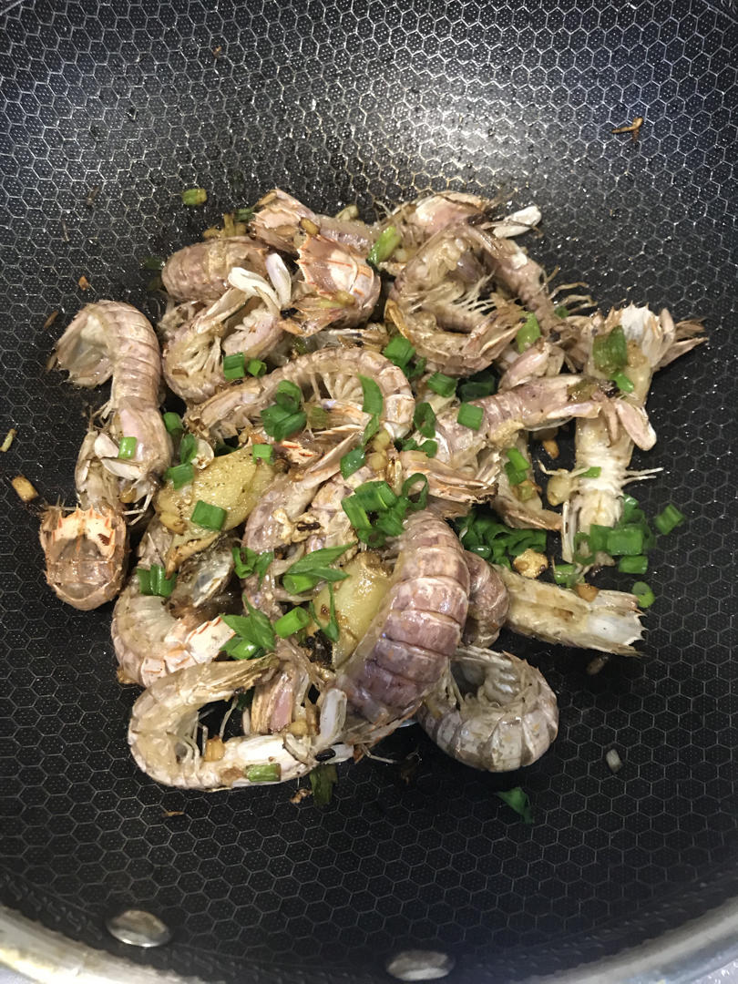 无油炸版的椒盐皮皮虾和巧拨虾壳的方法