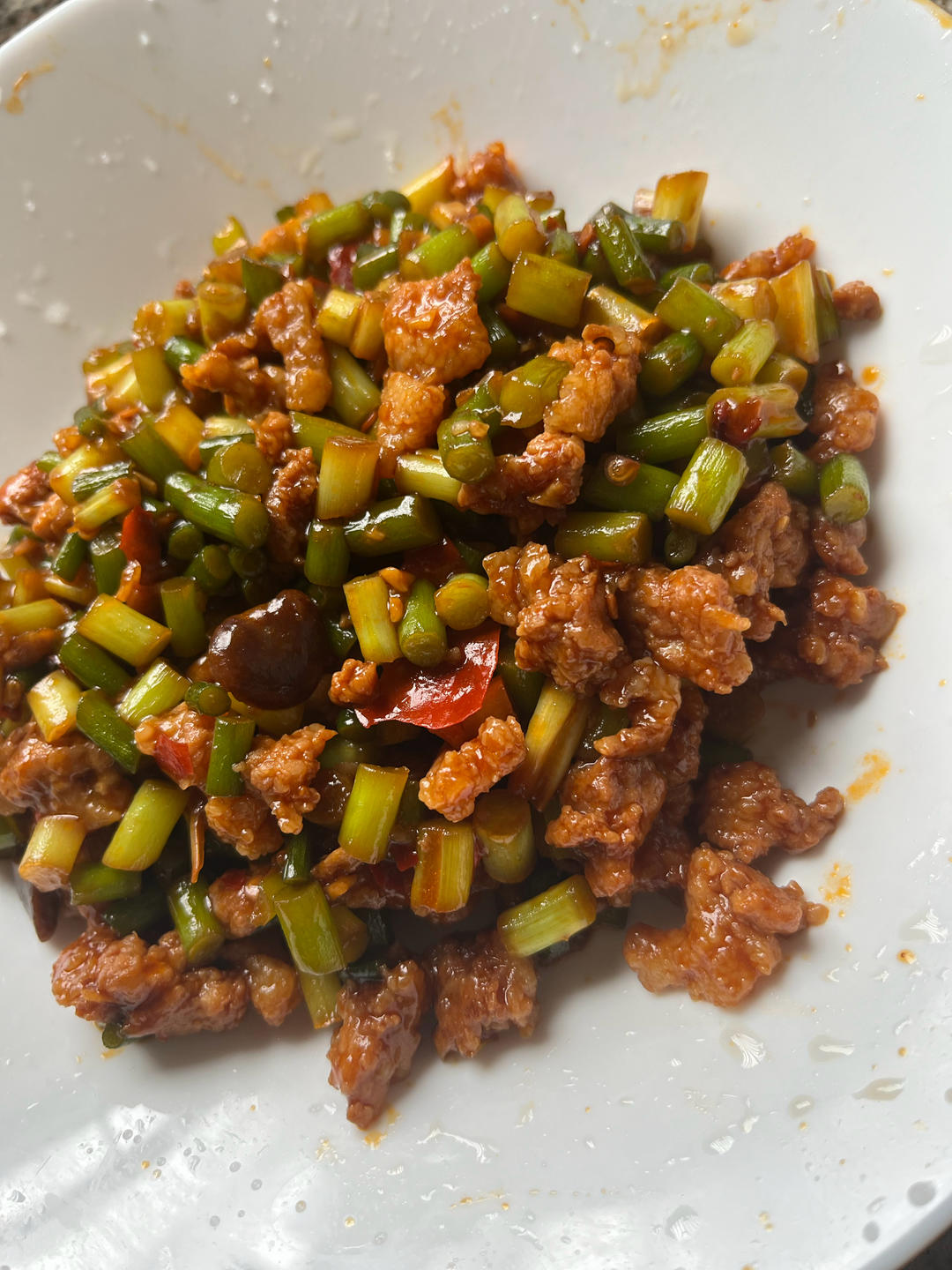 下饭神器蒜苔粒炒肉碎