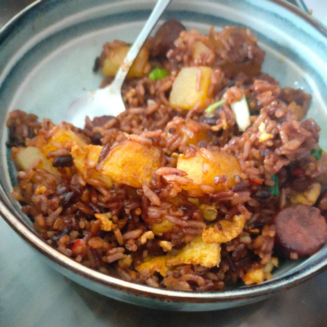 邻居抢着来我家吃土豆香肠炒饭，原来这么香！