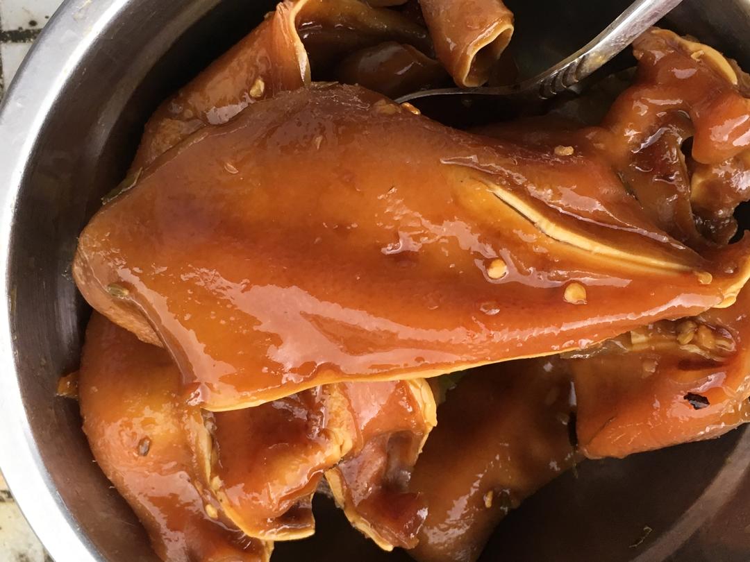 卤水猪耳朵的做法