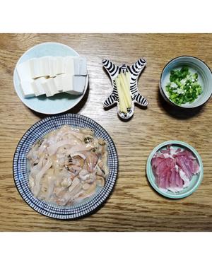 超级鲜的-河蚌、咸肉、豆腐汤的做法 步骤2