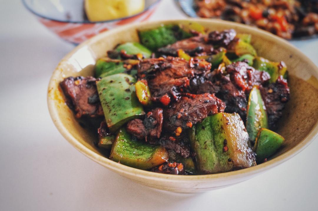 【15分钟快手菜】青椒炒卤牛肉的做法