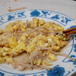 金针菇炒鸡蛋的做法 步骤4