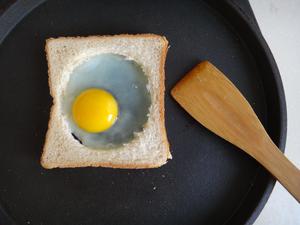 电饼铛版吐司煎蛋的做法 步骤2