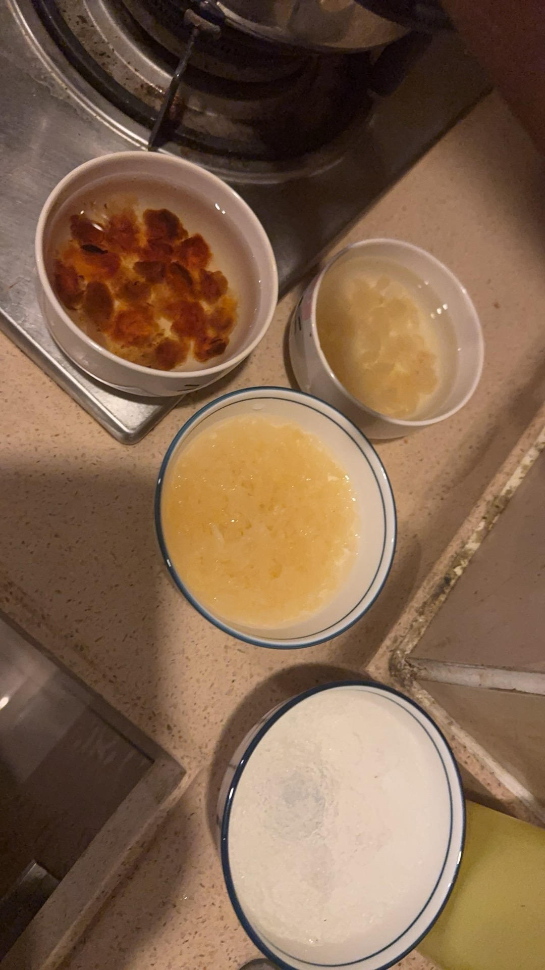《桃胶皂角米雪燕银耳牛奶羹》据说一碗等于敷30片面膜的功效