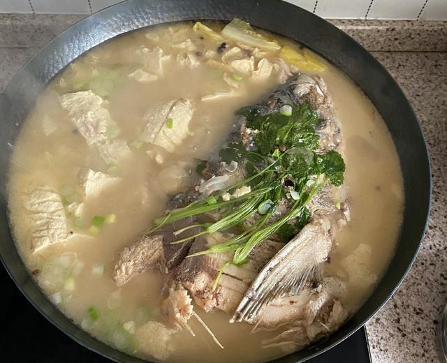 家常铁锅炖鱼头的做法