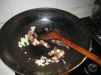 腊肉炒蘑菇西兰花的做法 步骤3