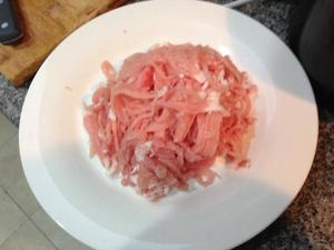 酸黄瓜炒肉的做法 步骤1