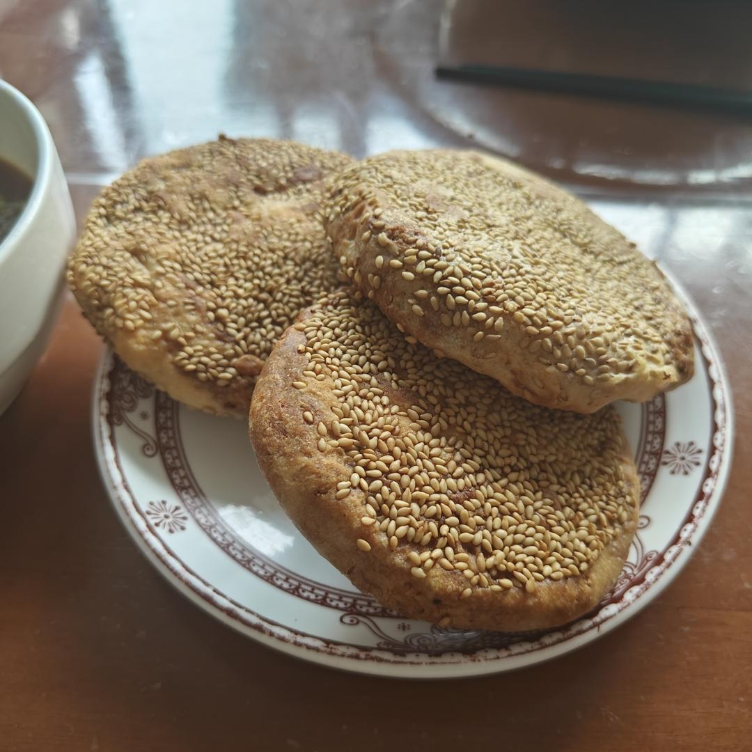 老北京麻酱烧饼，配方反复修改，又香又软酥掉渣，不发苦不发粘不用烤箱巨简单