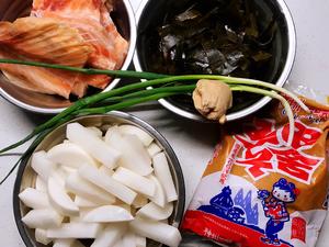 三文鱼骨萝卜海带味增汤      by wqy的做法 步骤1