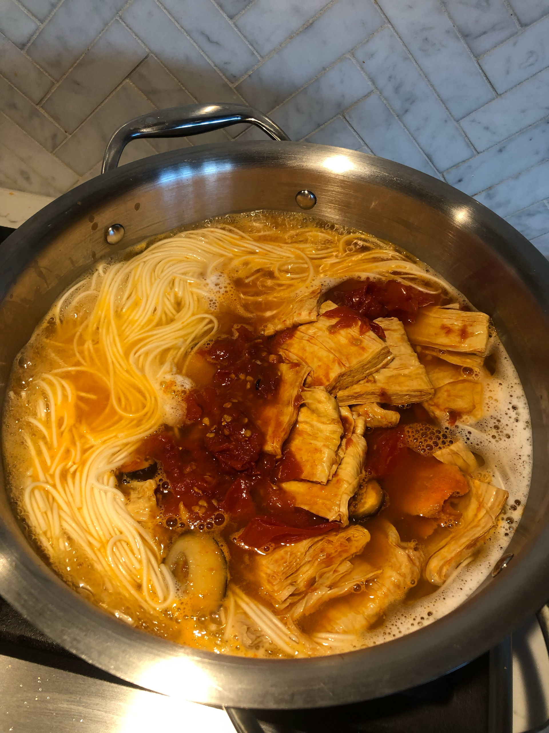西红柿豆皮汤面的做法 步骤2