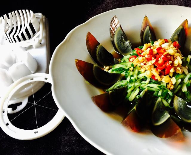 椒香凉拌皮蛋(十岁儿童版)的做法