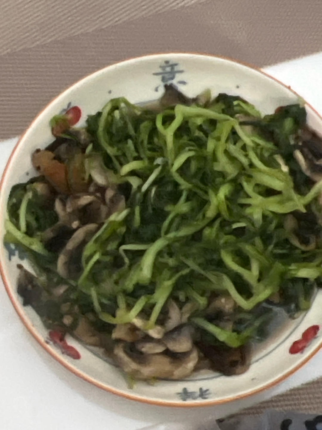 鲜美的口蘑炒青菜