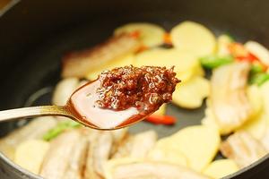 回锅肉炒土豆片--食趣万用辣酱的做法 步骤4