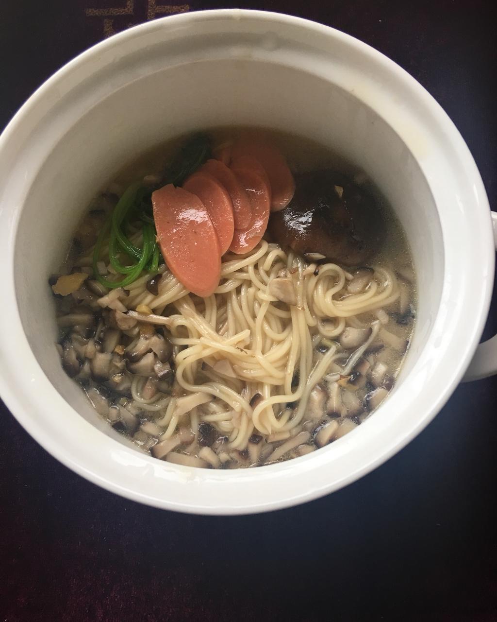 菌汤面条 看得见的香菇 尝得到的鲜美 这才是真正的菌汤