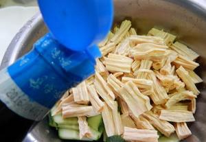 凉拌黄瓜腐竹的做法 步骤4