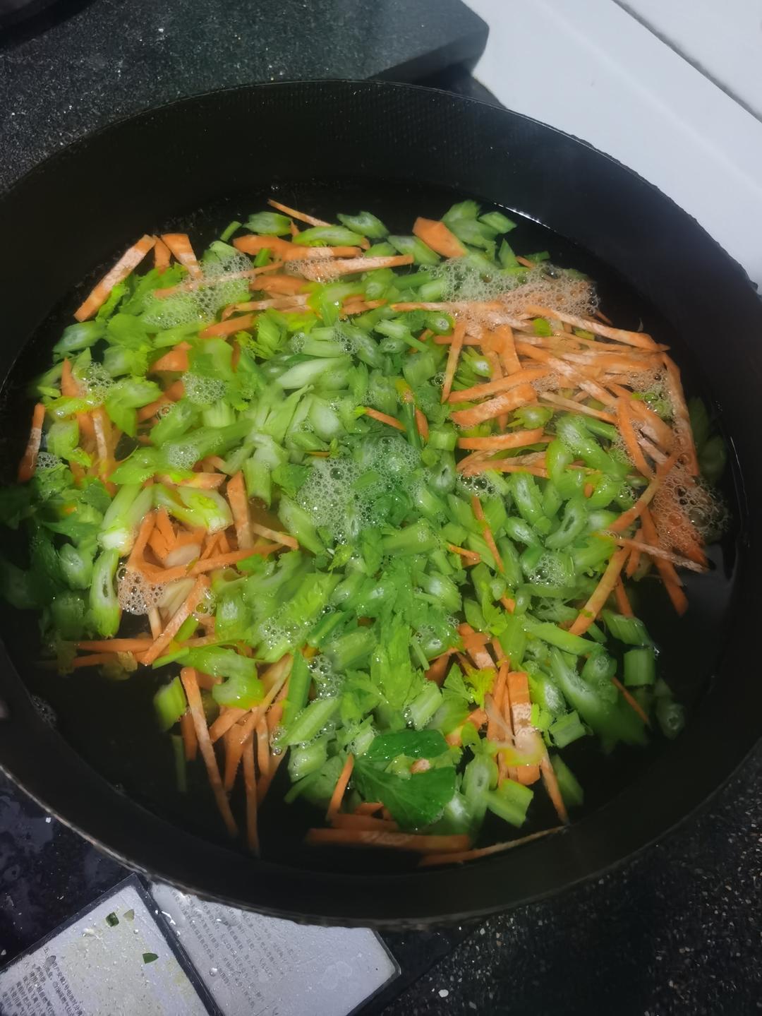 凉拌芹菜萝卜木耳粉丝的做法 步骤2